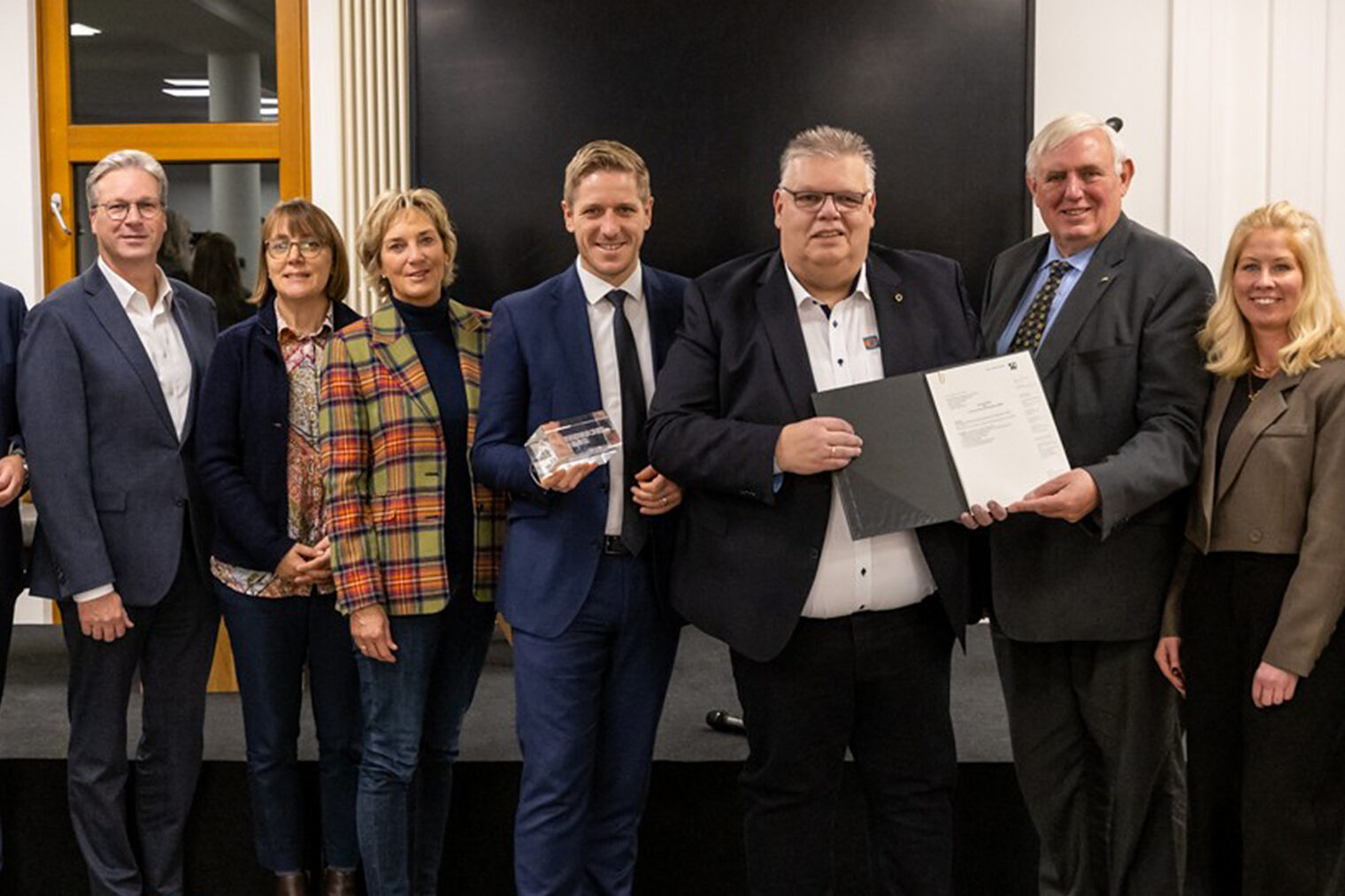 Bodo Middeldorf GF und Elke Hohmann vom Rheinischen Revier, Markus Ramers Landrat, Jochen Kupp Leiter des BZE, NRW-Arbeitsminister Karl-Josef Laumann, Sarah Komp Wirtschaftsförderung des Kreises, Marco Herwartz Präsident der HWK Aachen