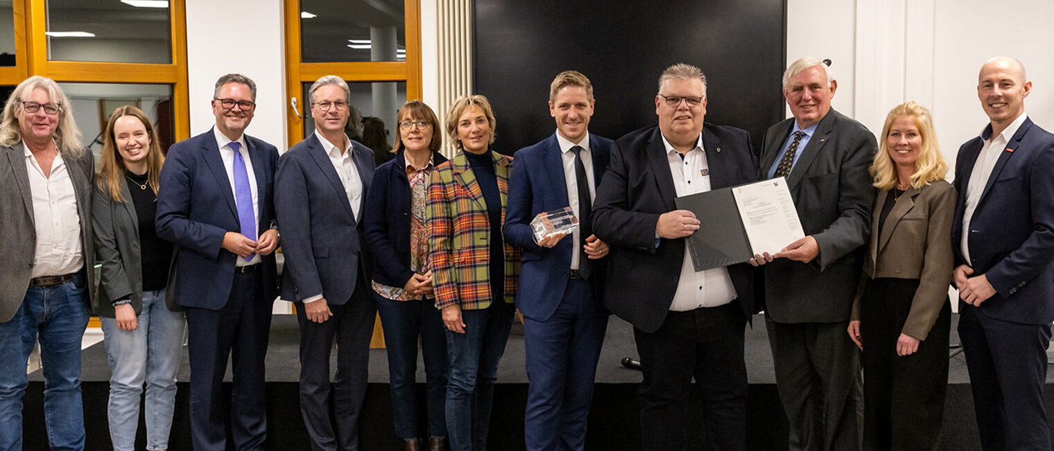Bodo Middeldorf GF und Elke Hohmann vom Rheinischen Revier, Markus Ramers Landrat, Jochen Kupp Leiter des BZE, NRW-Arbeitsminister Karl-Josef Laumann, Sarah Komp Wirtschaftsförderung des Kreises, Marco Herwartz Präsident der HWK Aachen