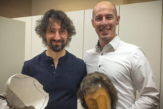 Für den neuen Präsidentenkopf: René Anschütz (links) und Marco Herwartz mit Gipsabdruck und neuem Haar.