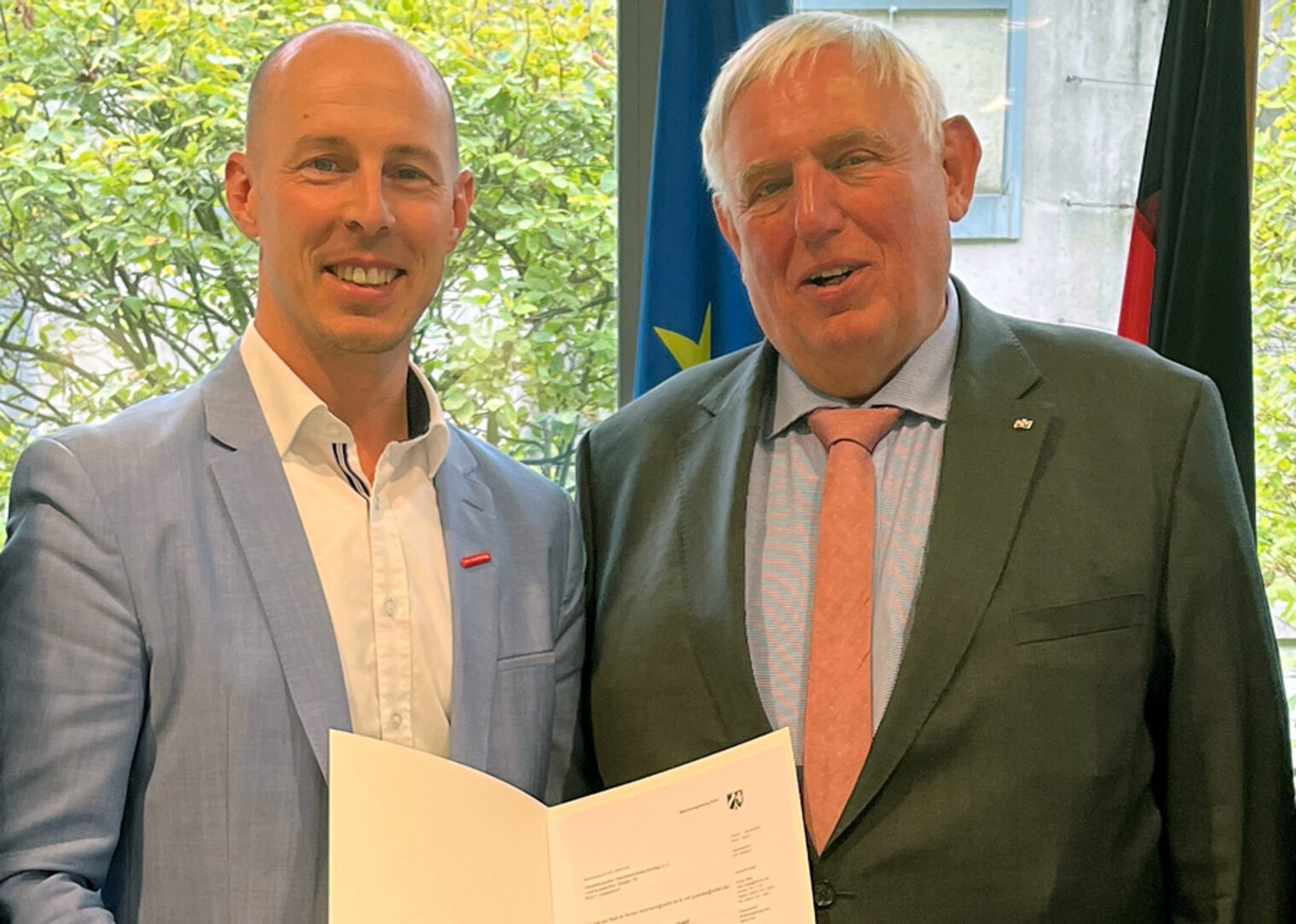 HWK-Präsident Marco Herwartz mit NRW-Sozialminister Karl-Josef LaumannÜbergabe des Förderbescheids an die HWK Aachen.