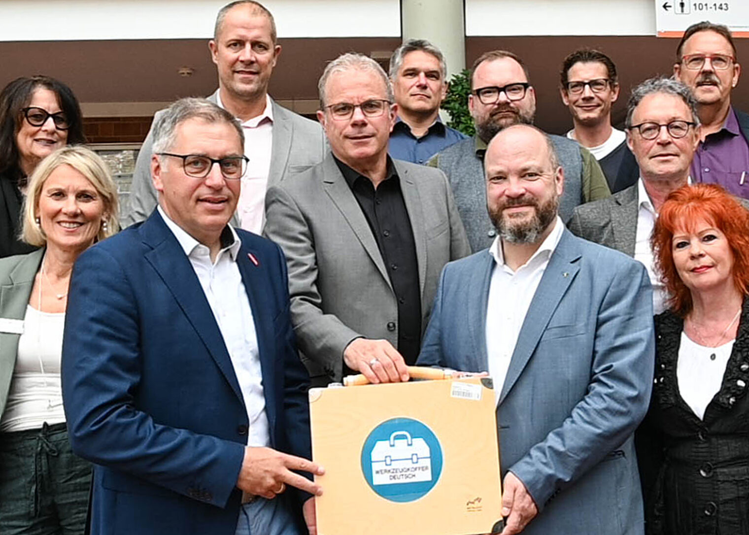 Werkzeugkoffers Deutsch: Im Sprachkurs lernen Geflüchtete, die in Betrieben Arbeit haben, Grundlagen, um gut kommunizieren zu können. Handwerkskammer, Städteregion, Jobcenter und Unternehmer arbeiten bei diesem Pilotprojekt eng zusammen.