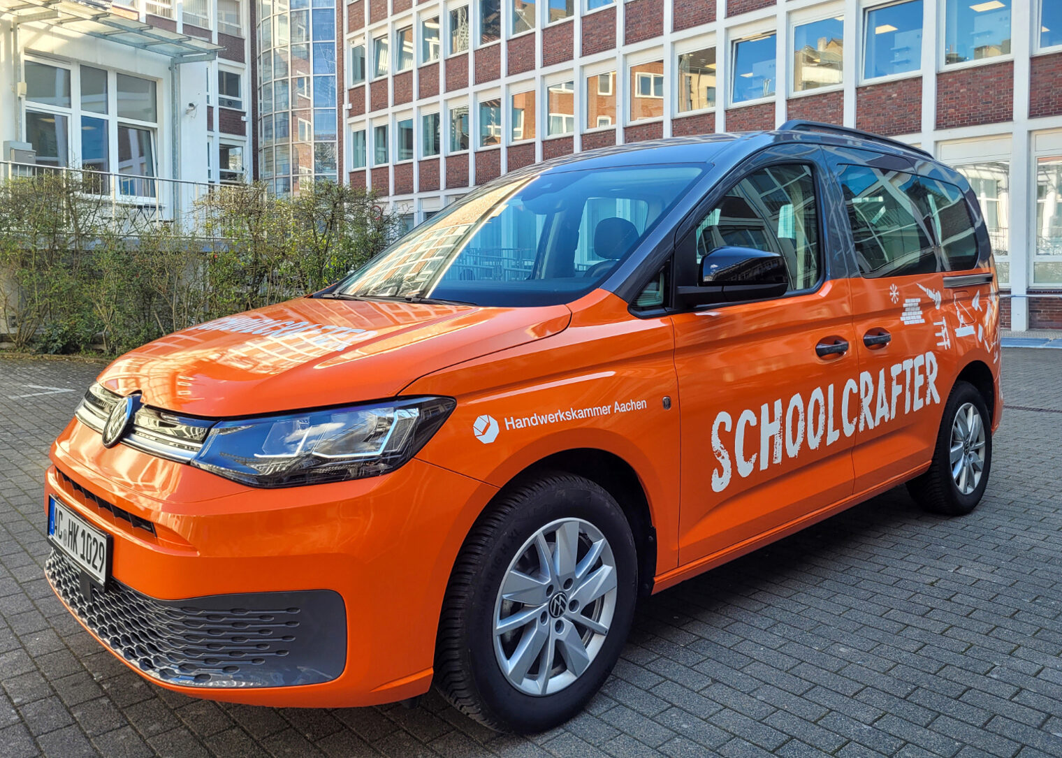 Mit dem Berufsorientierungsmobil Schoolcrafter gehen wir neue Wege in der Nachwuchsförderung. Ziel ist es, Schülern der Jahrgangsstufen 8 - 10 praxisnahe Einblicke in Handwerksberufe direkt vor Ort in den Schulen zu ermöglichen.