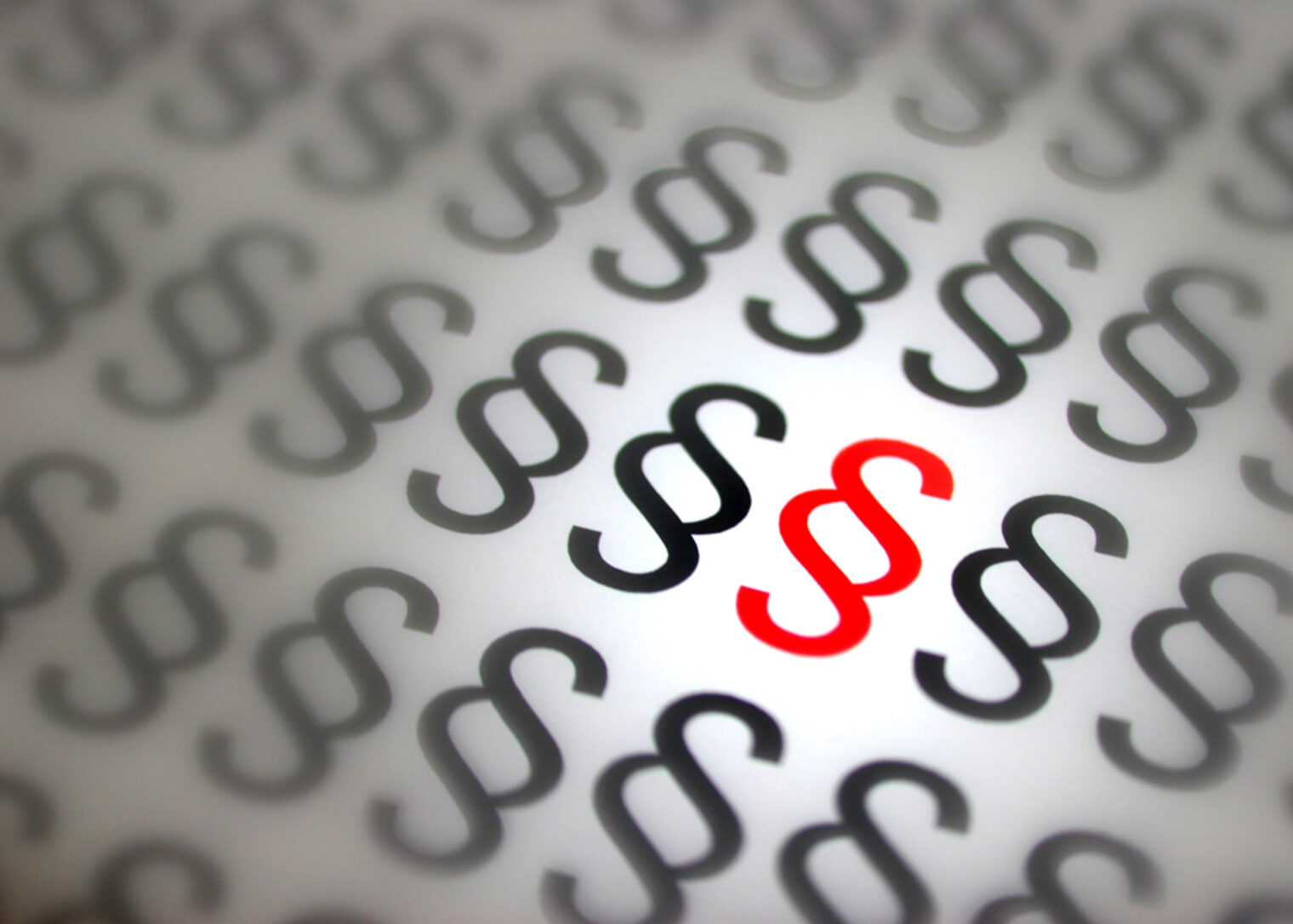 Rechtsberatung - Bild zeigt eine Paragraf (§) - Zeichen