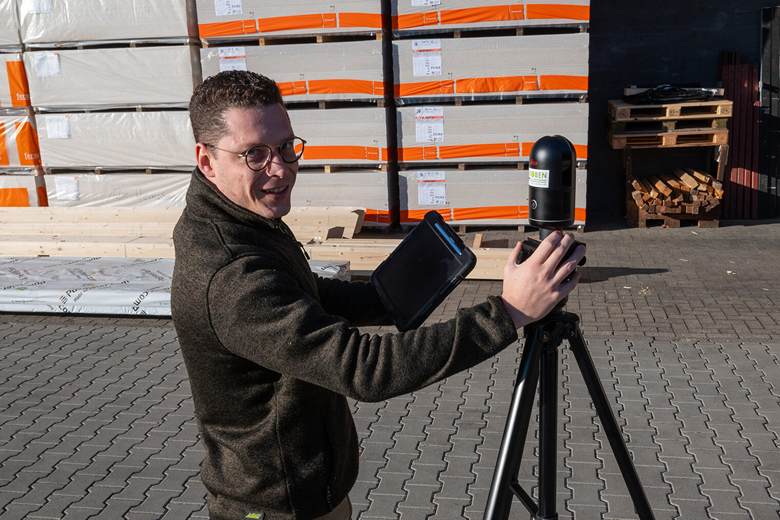 Fürs Foto verbindet Projektleiter Matthias Pesch das Tablet mit dem 3D-Laserscanner. Bei Knoben Haus & Holzbau ist das digitale 3D-Aufmaß, gerade im Gebäudebestand, der nächste Schritt. 