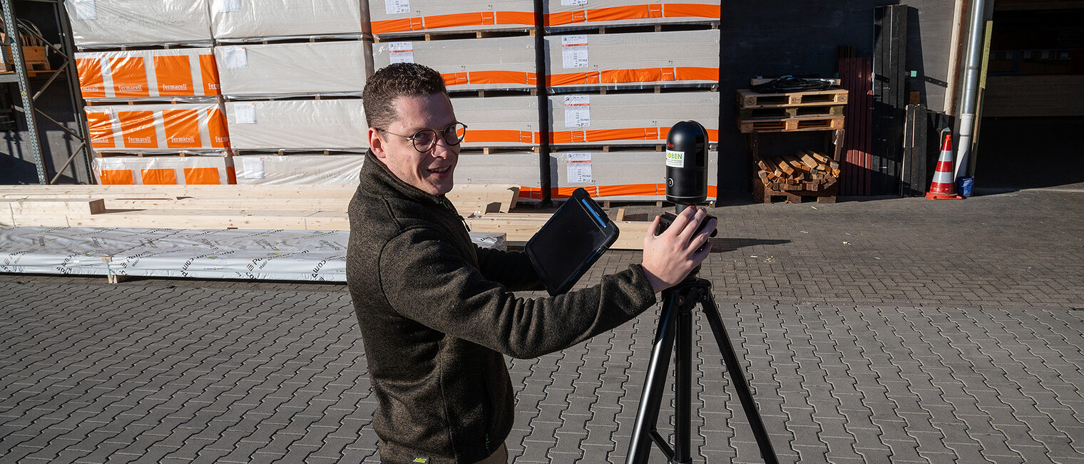 Fürs Foto verbindet Projektleiter Matthias Pesch das Tablet mit dem 3D-Laserscanner. Bei Knoben Haus & Holzbau ist das digitale 3D-Aufmaß, gerade im Gebäudebestand, der nächste Schritt. 