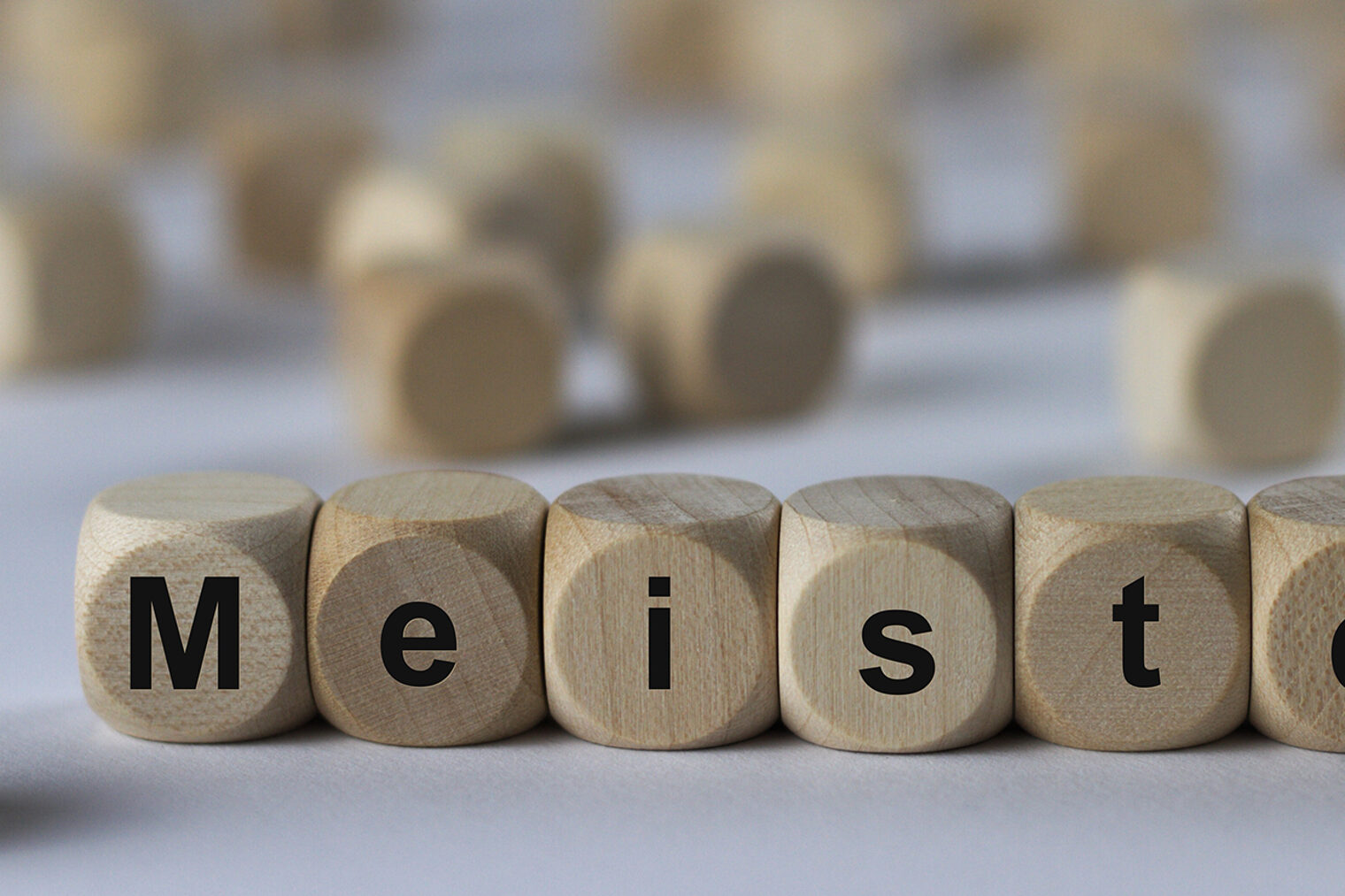 Meister mit Buchstaben-Würfel gelegt.