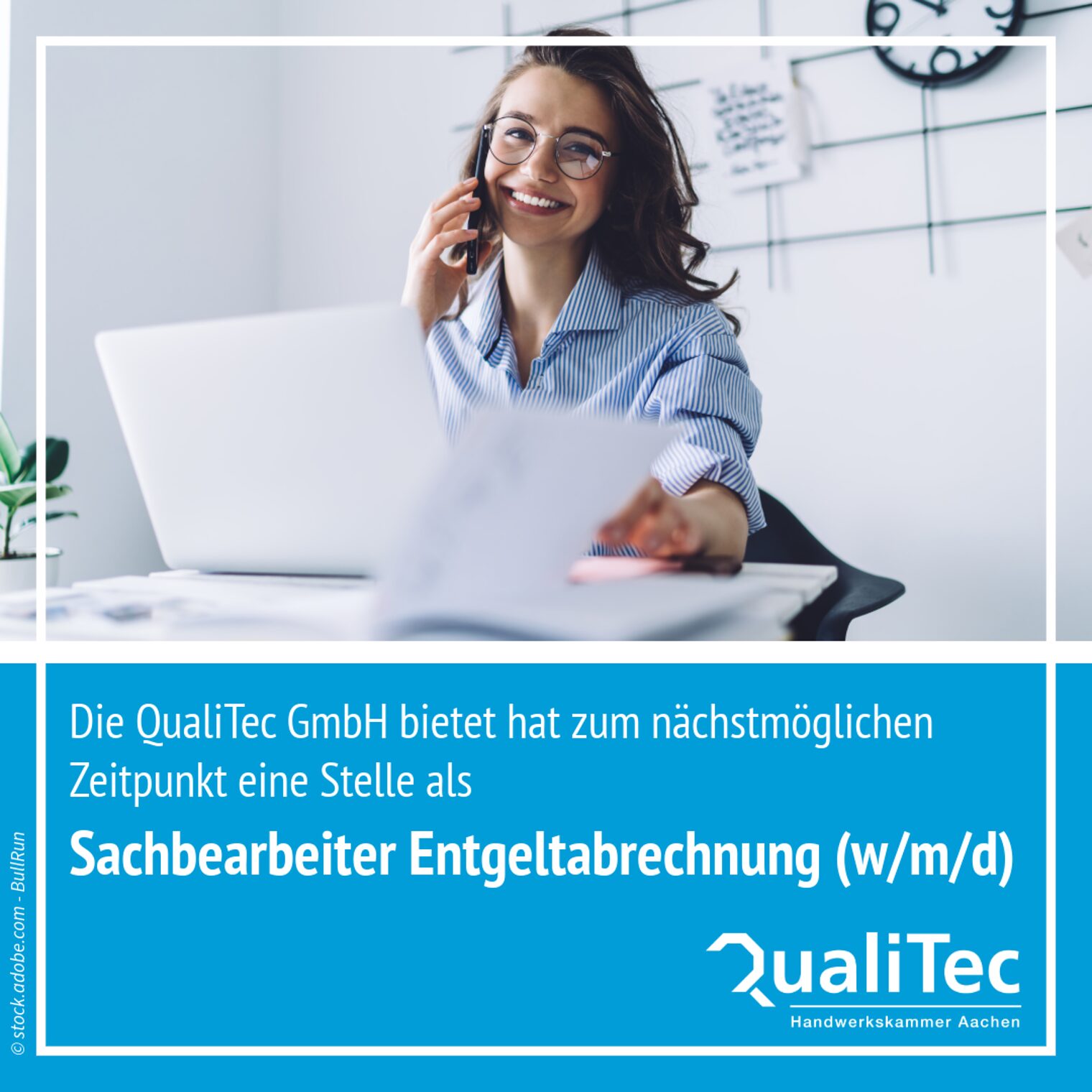 Junge Frau lächelt in die Kamera und telefoniert mit dem Handy Stellenausschreibung: QualiTec GmbH sucht Sachbearbeiter Entgeltabrechnung (w/m/d). 