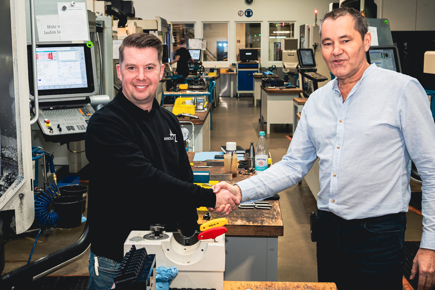 Man kennt sich, man versteht sich: Christian Bogacz (l.) hat den Zerspantechnik-Betrieb von Rudolf Arnoldi übernommen. Bis zum 31. März sind sie gemeinsame Geschäftsführer, dann scheidet Arnoldi aus. 