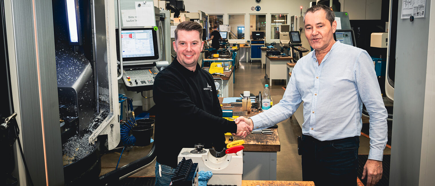 Man kennt sich, man versteht sich: Christian Bogacz (l.) hat den Zerspantechnik-Betrieb von Rudolf Arnoldi übernommen. Bis zum 31. März sind sie gemeinsame Geschäftsführer, dann scheidet Arnoldi aus. 