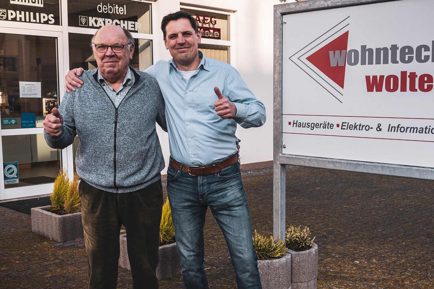 Daumen hoch fürs Handwerk, Daumen hoch für eine erfolgreiche Übernahme durch den Sohn: Reiner Wolter (links) und Marco Wolter arbeiten weiterhin Hand in Hand. 