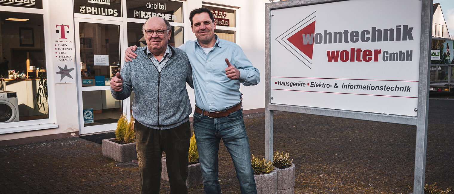 Daumen hoch fürs Handwerk, Daumen hoch für eine erfolgreiche Übernahme durch den Sohn: Reiner Wolter (links) und Marco Wolter arbeiten weiterhin Hand in Hand. 