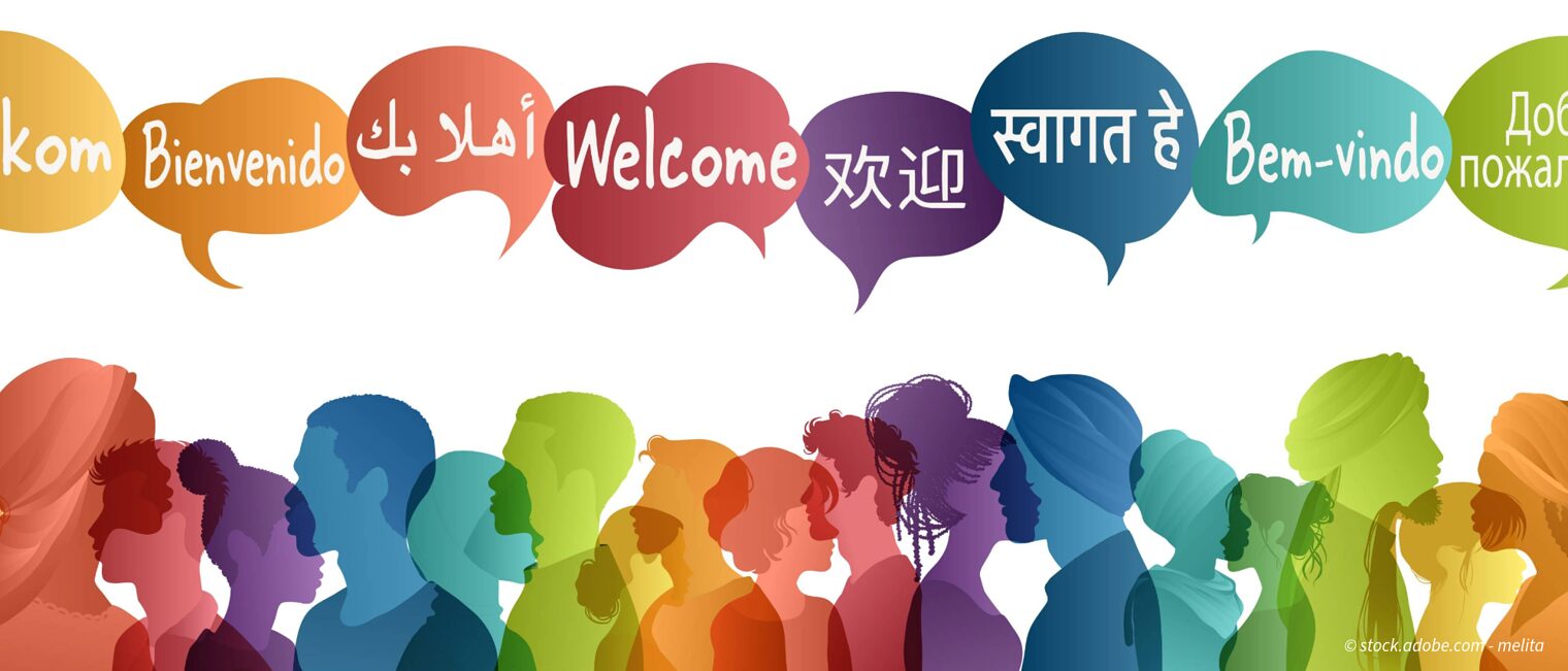 Silhouette von verschieden Menschen mit Sprechblasen in verschiedenen Sprachen - Willkommen