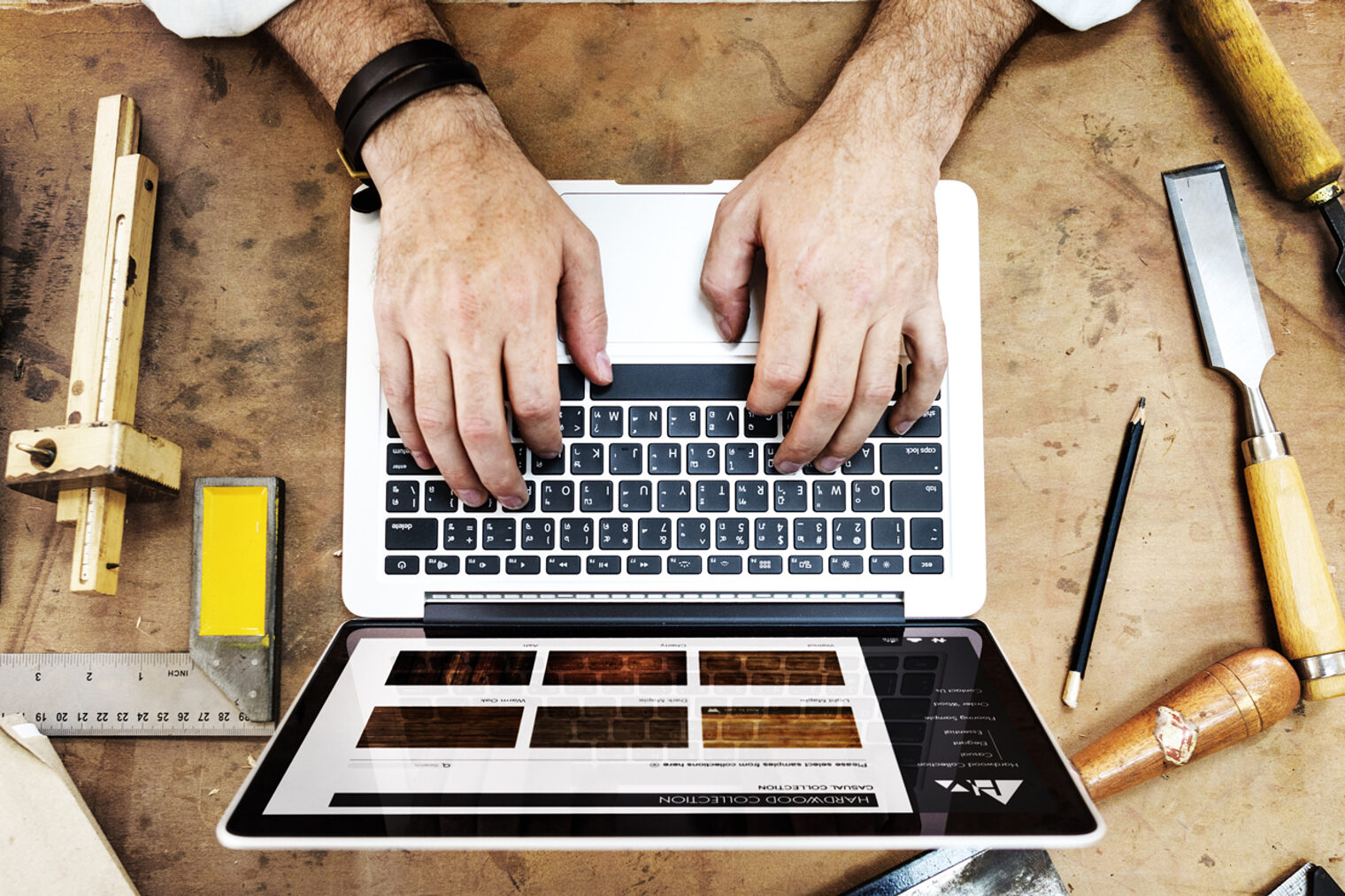 Werkbank mit darauf liegenden Werkzeugen und einen Laptop