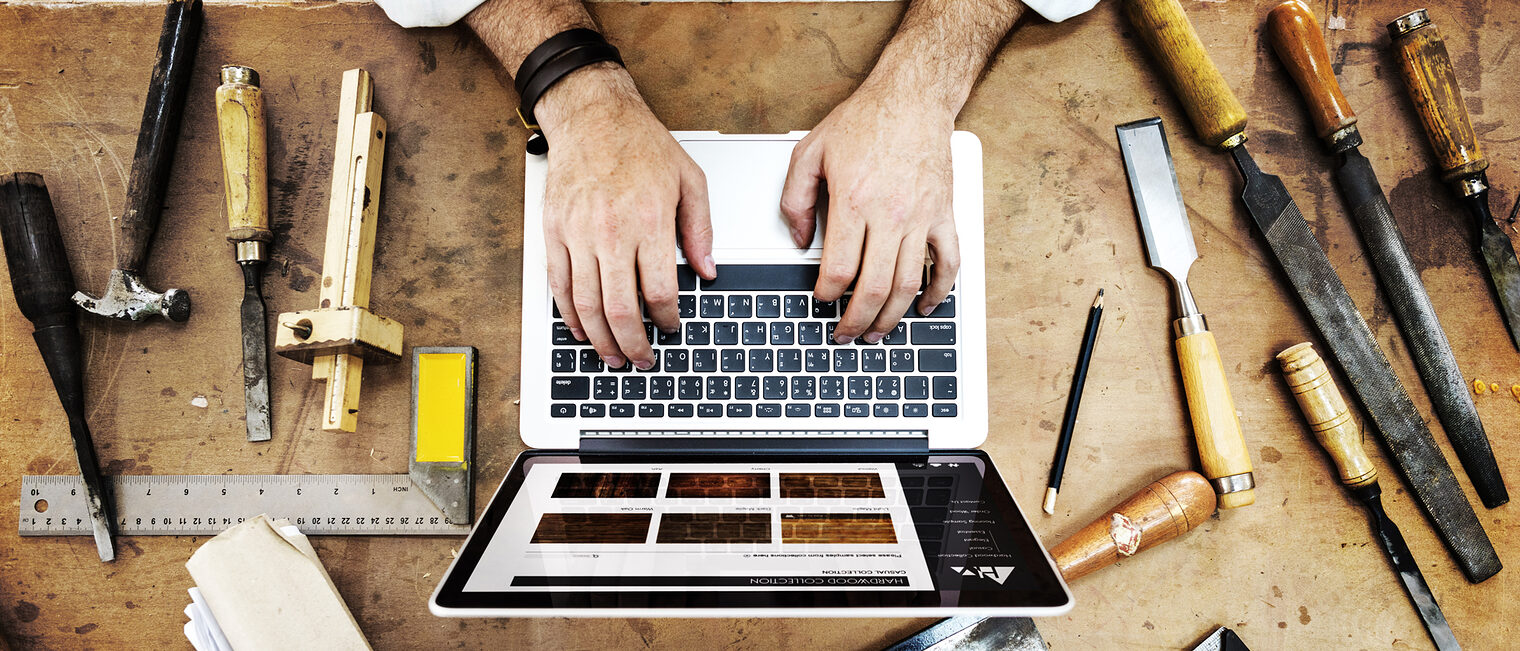 Werkbank mit darauf liegenden Werkzeugen und einen Laptop