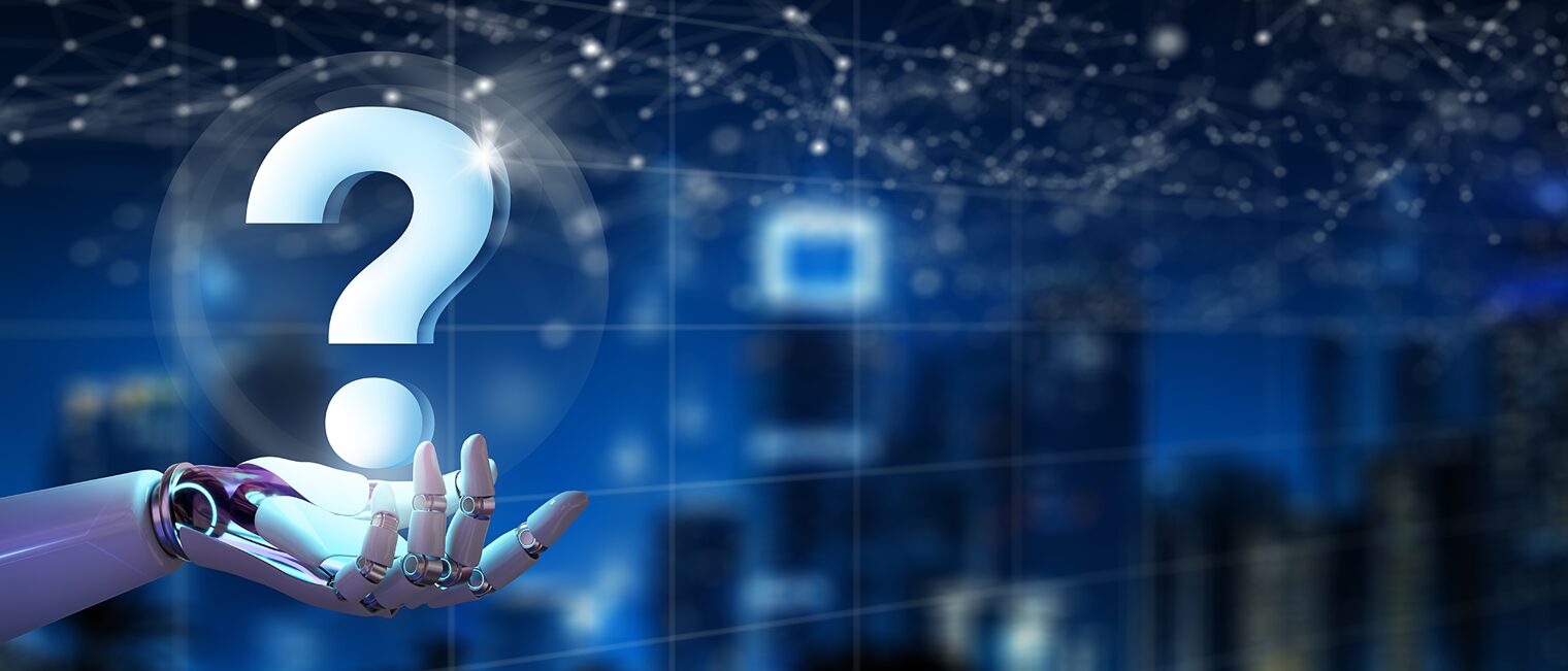 KI‑Roboterhand hält ein digitales Fragezeichen. Doppelbelichtung mit nächtlicher Stadt im Hintergrund. 