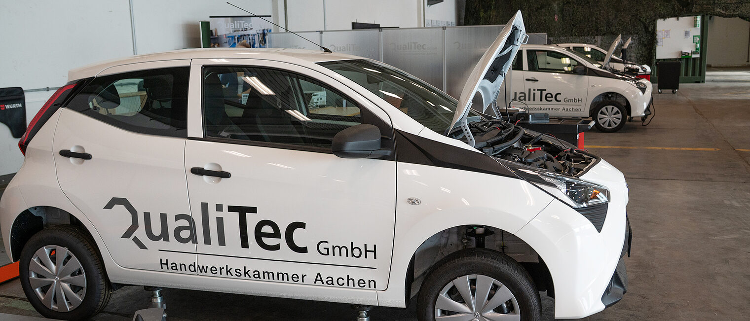 Mängel sind ausdrücklich erwünscht: Die Toyotas aus dem TraCK-Fuhrpark werden in Prüfungen zur Fahrzeugdiagnose eingesetzt. 