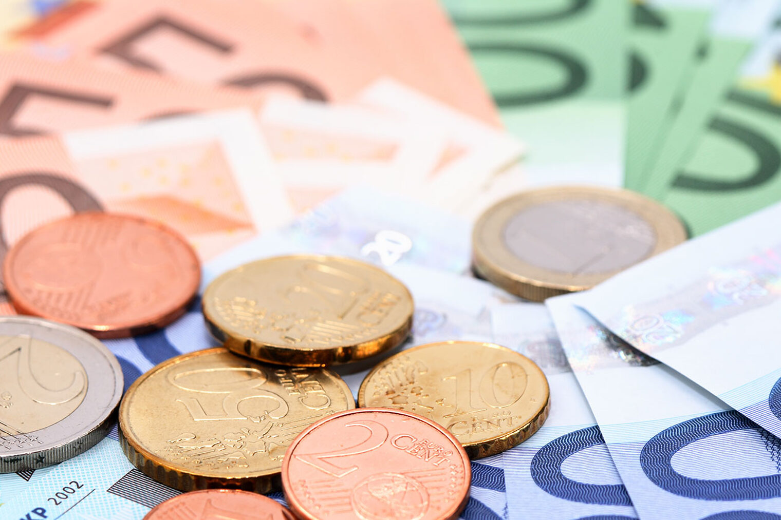 Euro-Geldscheine und Münzen