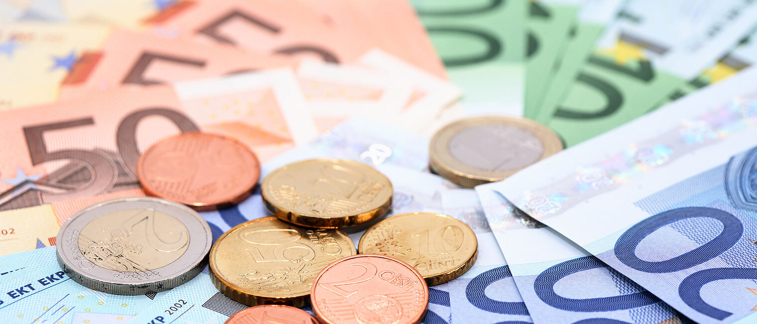 Euro-Geldscheine und Münzen
