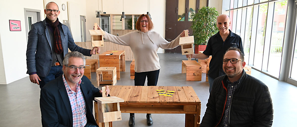 Freuen sich über die gelungene Aktion: Olaf Korr (links), Obermeister der Tischlerinnung Aachen, Andrea Weyer, Geschäftsführerin des Kinderschutzbundes in Aachen, Tischlermeister Herbert Müller (rechts), Ludwig Voß, Geschäftsführer der Tischlerinnung (vorne links) und Tischlermeister Stefan Mohr (vorne rechts). Freuen sich über die gelungene Aktion: Olaf Korr (links), Obermeister der Tischlerinnung Aachen, Andrea Weyer, Geschäftsführerin des Kinderschutzbundes in Aachen, Tischlermeister Herbert Müller (rechts), Ludwig Voß, Geschäftsführer der Tischlerinnung (vorne links) und Tischlermeister Stefan Mohr (vorne rechts).