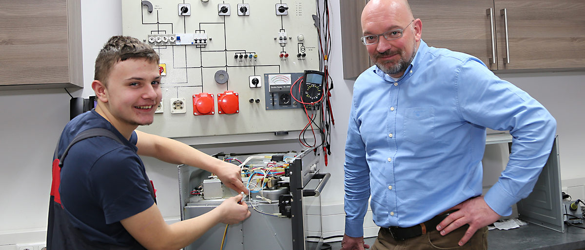 Johannes Schroeder freut sich, dass es auch Azubi Pascal Sawkins beim Praktikum in Schottland gut gefallen hat. Gerne würde er weiterhin seine jungen Mitarbeiter im Rahmen des Erasmus-Programms in seinen Partnerbetrieb in Elgin vermitteln. Johannes Schroeder freut sich, dass es auch Azubi Pascal Sawkins beim Praktikum in Schottland gut gefallen hat. Gerne würde er weiterhin seine jungen Mitarbeiter im Rahmen des Erasmus-Programms in seinen Partnerbetrieb in Elgin vermitteln.