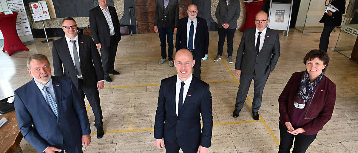 Der neu gewählte Vorstand der Handwerkskammer Aachen. Vordere Reihe von links: Peter Effenberg, Marco Herwartz, Andrea Juszuku. Mittlere Reihe von links: Josef Ross, Werner Witt, Felix Kendziora. Hintere Reihe von links: Rolf Ferebauer, Olaf Korr, Dietmar Steinmetz. Der neu gewählte Vorstand der Handwerkskammer Aachen. Vordere Reihe von links: Peter Effenberg, Marco Herwartz, Andrea Juszuku. Mittlere Reihe von links: Josef Ross, Werner Witt, Felix Kendziora. Hintere Reihe von links: Rolf Ferebauer, Olaf Korr, Dietmar Steinmetz.