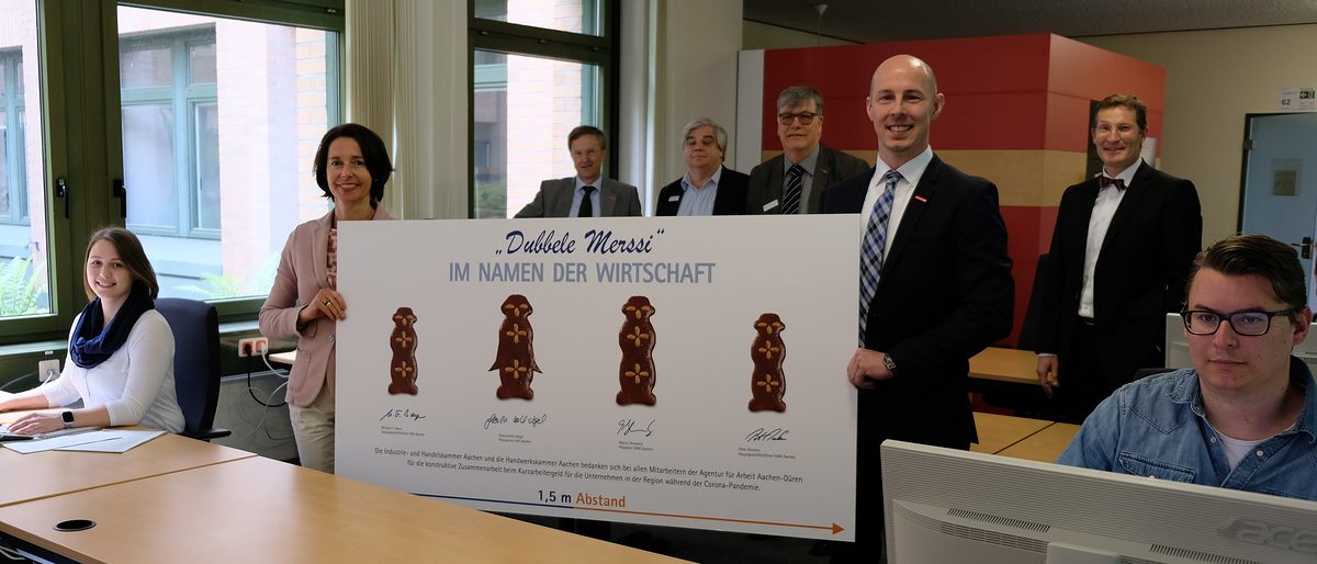 Mit dem richtigen Abstand Verbundenheit ausdrücken: Die Vertreter der IHK und HWK Aachen haben den Mitarbeitern der Agentur für Arbeit Aachen-Düren ein Zeichen des Dankes überreicht. Mit dem richtigen Abstand Verbundenheit ausdrücken: Die Vertreter der IHK und HWK Aachen haben den Mitarbeitern der Agentur für Arbeit Aachen-Düren ein Zeichen des Dankes überreicht.