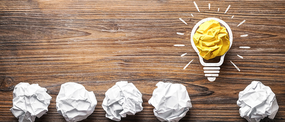idee, glühbirnen, glühbirne, teamwork, konzept, strategie, beratung, brainstorming, business, businessplan, plan, planung, wissen, vorteil, karriere, ziel, ziele, erfolg, erfolgreich, nachdenken, einfall, erfinden, erfindung, symbol, kreide, symbolisch, forschen, forschung, innovation, innovativ, gründung, intelligenz, kreativ, kreativität, lernen, reihe, holz, schule, schulung, fortbildung, studium, lösung, problem, problemlösung, startup, start-up, hintergrund, papierkugel, papier