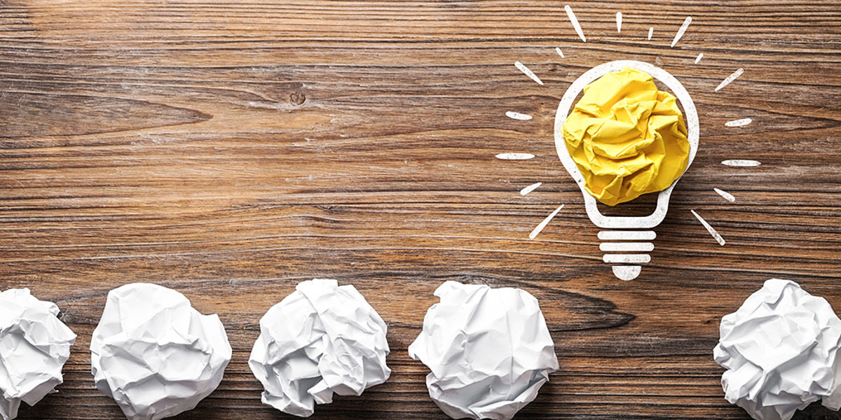 idee, glühbirnen, glühbirne, teamwork, konzept, strategie, beratung, brainstorming, business, businessplan, plan, planung, wissen, vorteil, karriere, ziel, ziele, erfolg, erfolgreich, nachdenken, einfall, erfinden, erfindung, symbol, kreide, symbolisch, forschen, forschung, innovation, innovativ, gründung, intelligenz, kreativ, kreativität, lernen, reihe, holz, schule, schulung, fortbildung, studium, lösung, problem, problemlösung, startup, start-up, hintergrund, papierkugel, papier