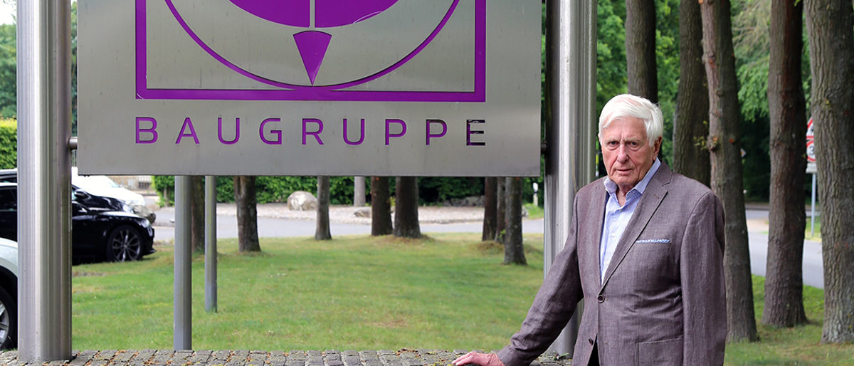 ¿Diese Farbe hat mein Vater schon 1945 ausgewählt¿, sagt Hubert Schlun beim Blick auf das Firmenlogo vor dem Hauptgebäude in Gangelt. ¿Diese Farbe hat mein Vater schon 1945 ausgewählt¿, sagt Hubert Schlun beim Blick auf das Firmenlogo vor dem Hauptgebäude in Gangelt.