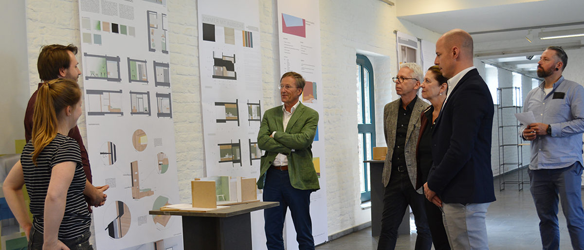 Durchdachte Lösungen: Studierende von Gut Rosenberg und FH Aachen präsentieren den Juroren (v.l.) Peter Deckers, Petronella Prottung und Marco Herwartz ihre Entwürfe der BGZ-Internatszimmer. Betreut wurden sie von Prof. Horst Fischer und Marc Schnitzler. Durchdachte Lösungen: Studierende von Gut Rosenberg und FH Aachen präsentieren den Juroren (v.l.) Peter Deckers, Petronella Prottung und Marco Herwartz ihre Entwürfe der BGZ-Internatszimmer. Betreut wurden sie von Prof. Horst Fischer und Marc Schnitzler.