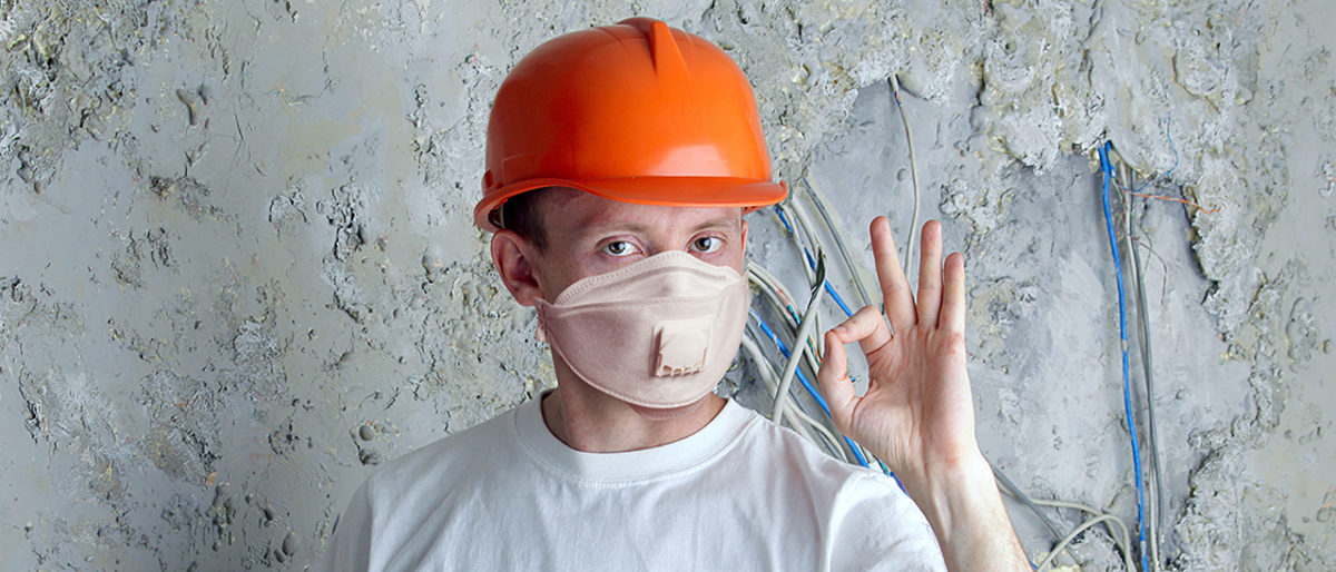 Das Handwerk kämpft sich durch: Hygienevorschriften und Abstandsregeln gelten auch hier. Man in protective mask and helmet on stucco wall background Schlagwort(e): builder, worker, architect, business, electric, mask, medical, covid-19, quarantine, protective, safety, epidemic, flu, global, pandemic, covid, 19, coronavirus, prohibition, respirator, n95, n99, ffp3, allergy, toxic, pollution, environmental, protection, cable, electrician, equipment, wire, repairman, home, house, industrial, man, occupation, professional, service, craftsman, workman, construction, craft, engineer, helmet, industry, plumber, red, technical