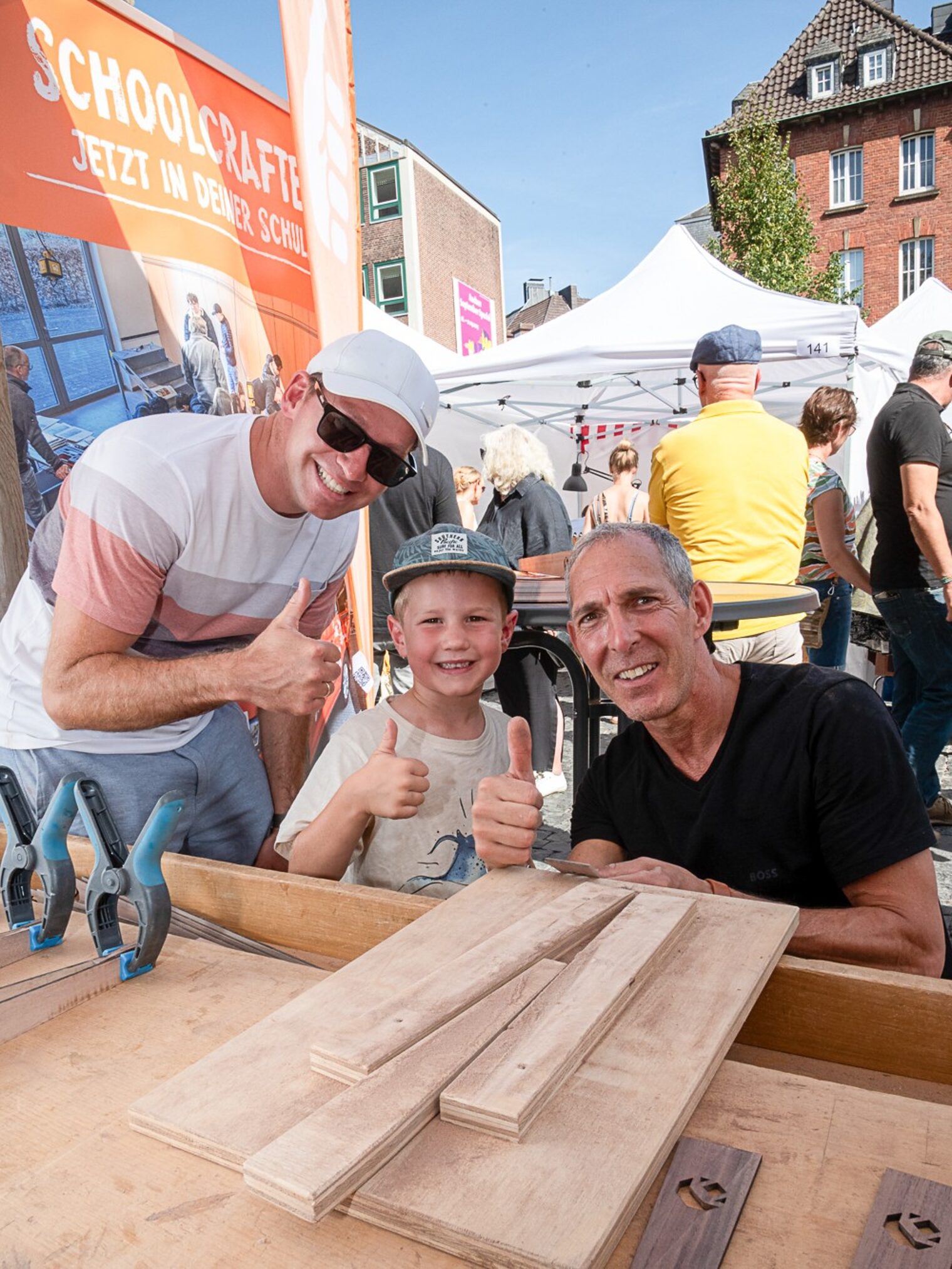 Vater mit Sohn vor Brettern auf dem Europamarkt 2025 in Aachen