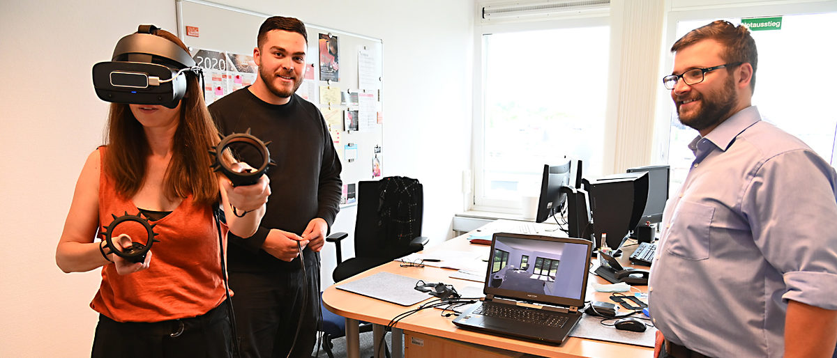Rosenberg-Absolventen auf dem Weg in die Selbstständigkeit: Kolja Heinrichs (rechts) und Frederik Schuhwirt, beide Meisterdesigner der Handwerksakademie, setzen Baupläne in VR-Erlebnisse um und eröffnen mit ihrer Geschäftsidee auch Handwerksbetrieben neue Möglichkeiten in der Kommunikation mit Kunden. Foto: Doris Kinkel Rosenberg-Absolventen auf dem Weg in die Selbstständigkeit: Kolja Heinrichs (rechts) und Frederik Schuhwirt, beide Meisterdesigner der Handwerksakademie, setzen Baupläne in VR-Erlebnisse um und eröffnen mit ihrer Geschäftsidee auch Handwerksbetrieben neue Möglichkeiten in der Kommunikation mit Kunden. Foto: Doris Kinkel