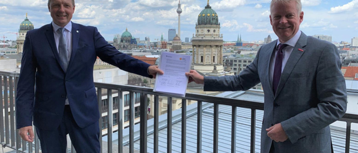Prof. Ralf B. Wehrspohn (re.), Vorstand Technologiemarketing und Geschäftsmodelle der Fraunhofer-Gesellschaft, sagt: ¿Das Handwerk ist eine tragende Säule der deutschen und europäischen Wirtschaft." Prof. Ralf B. Wehrspohn (re.), Vorstand Technologiemarketing und Geschäftsmodelle der Fraunhofer-Gesellschaft, sagt: ¿Das Handwerk ist eine tragende Säule der deutschen und europäischen Wirtschaft."