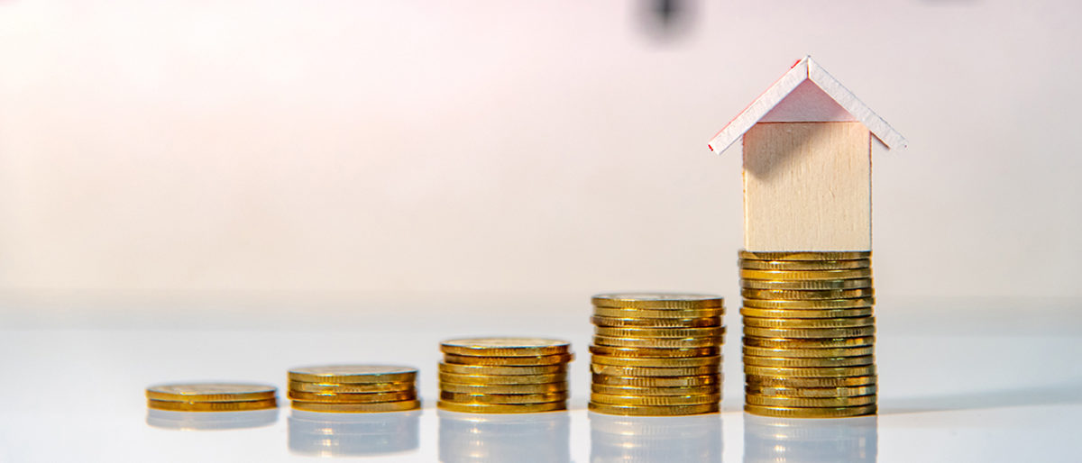 Investitionen tätigen: Das Handwerk in NRW verlangt für seine Betriebe Konjunkturimpulse für die lokale Wirtschaft. Bürokratische Kosten sollen reduziert werden. Real estate investment or Home mortgage loan rate. Property ladder concept. Coins stack and house model on the table with white city background. Money investing and business growth. Schlagwort(e): investment, property, real estate, house, money, mortgage, home, investing, business, concept, loan, bank, risk, payment, coin, stack, finance, insurance, ladder, asset, tax, management, broker, growth, wealth, step, rate, landlord, model, agent, owner, city, plan, building, debt, rent, service, price, community, sustainable, development, refinance, market, legacy, save, budget, interest, profit, currency, gold, investment, property, real estate, house, money, mortgage, home, investing, business, concept, loan, bank, risk, payment, coin, stack, finance, insurance, ladder, asset, tax, management, broker, growth, wealth, step, rate, landlord, model, agent, owner, city, plan, building, debt, rent, service, price, community, sustainable, development, refinance, market, legacy, save, budget, interest, profit, currency, gold