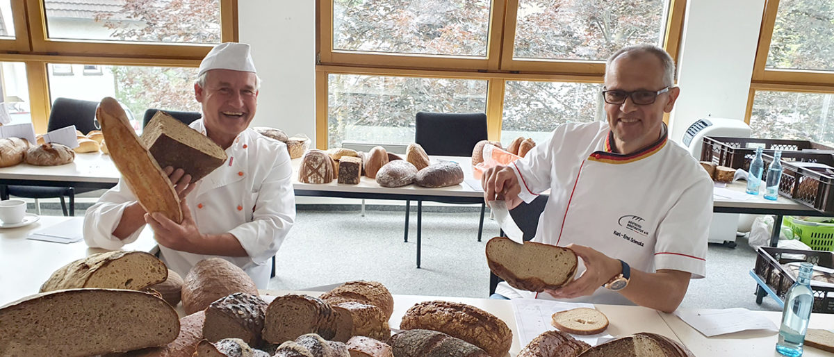 Obermeister Siegwin Zimmer (l.) und Brotprüfer Karl-Ernst Schmalz. Foto: Jennifer Bender, Kreishandwerkerschaft Rureifel Obermeister Siegwin Zimmer (l.) und Brotprüfer Karl-Ernst Schmalz. Foto: Jennifer Bender, Kreishandwerkerschaft Rureifel