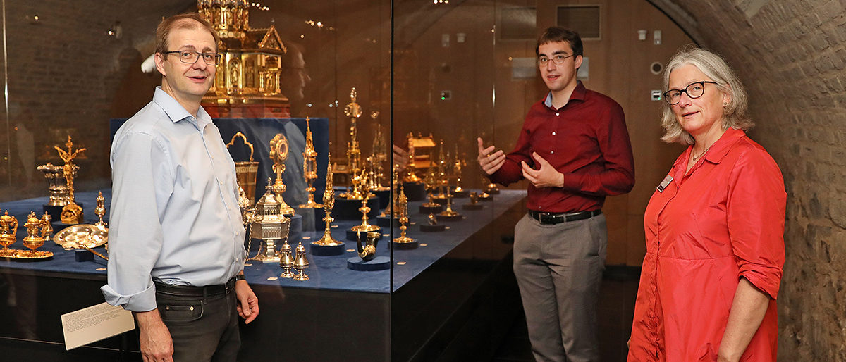 Dr. Birgitta Falk, Direktorin der Schatzkammer am Aachener Dom, zeigt zusammen mit Restaurator Luke Jonathan Koeppe (Mitte) und Georg Comouth, Obermeister der Gold- und Silberschmiedeinnung Aachen, die Ausstellungsstücke aus der Zeit des Historismus. Dr. Birgitta Falk, Direktorin der Schatzkammer am Aachener Dom, zeigt zusammen mit Restaurator Luke Jonathan Koeppe (Mitte) und Georg Comouth, Obermeister der Gold- und Silberschmiedeinnung Aachen, die Ausstellungsstücke aus der Zeit des Historismus.