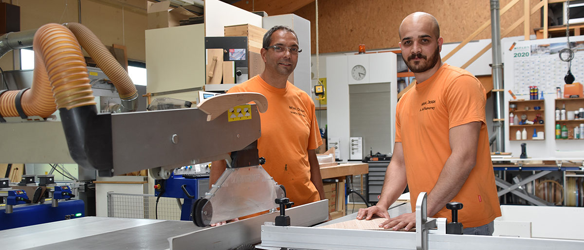 Ahmed Als Samary (rechts) hat im Tischlerbetrieb von Marcus Dohmen in Langerwehe seine Ausbildung absolviert. Mit seinem Gesellenstück gewann er den Wettbewerb ¿Die Gute Form¿ auf regionaler Innungsebene. Ahmed Als Samary (rechts) hat im Tischlerbetrieb von Marcus Dohmen in Langerwehe seine Ausbildung absolviert. Mit seinem Gesellenstück gewann er den Wettbewerb ¿Die Gute Form¿ auf regionaler Innungsebene.