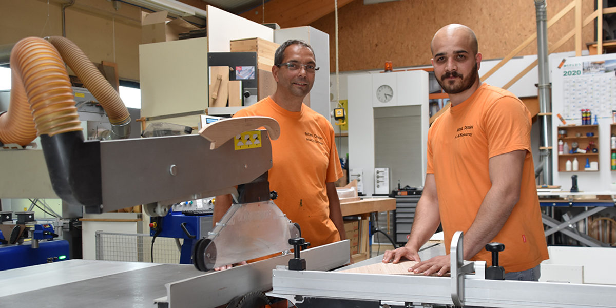 Ahmed Als Samary (rechts) hat im Tischlerbetrieb von Marcus Dohmen in Langerwehe seine Ausbildung absolviert. Mit seinem Gesellenstück gewann er den Wettbewerb ¿Die Gute Form¿ auf regionaler Innungsebene. Ahmed Als Samary (rechts) hat im Tischlerbetrieb von Marcus Dohmen in Langerwehe seine Ausbildung absolviert. Mit seinem Gesellenstück gewann er den Wettbewerb ¿Die Gute Form¿ auf regionaler Innungsebene.