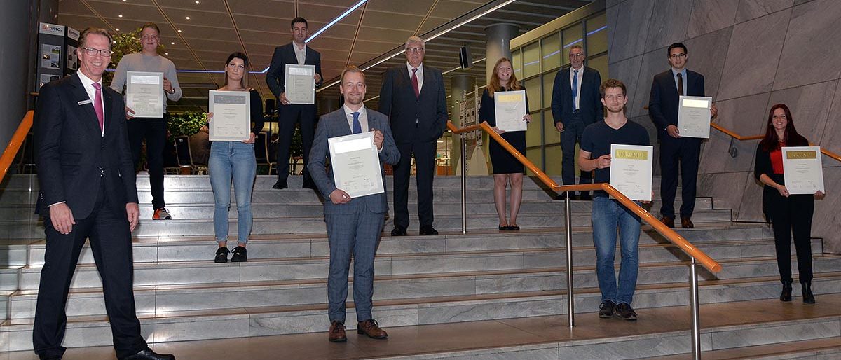 Gratulierten den besten Jung-Handwerkern: Thomas Salz (links), Vorstandsmitglied der Sparkasse Aachen, Kreishandwerksmeister Herbert May (6.v.l.) und Ludwig Voß, Geschäftsführer der Kreishandwerkerschaft Aachen (4.v.r.). Gratulierten den besten Jung-Handwerkern: Thomas Salz (links), Vorstandsmitglied der Sparkasse Aachen, Kreishandwerksmeister Herbert May (6.v.l.) und Ludwig Voß, Geschäftsführer der Kreishandwerkerschaft Aachen (4.v.r.).