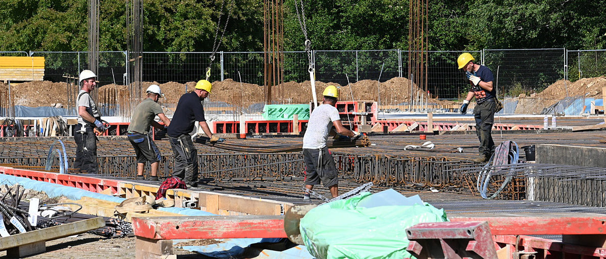 Handwerker der Firma Henn packen gemeinsam an: Die Bauarbeiten für das neue Gästehaus des Bildungszentrums BGZ Simmerath sind in vollem Gange. Foto: Doris Kinkel Handwerker der Firma Henn packen gemeinsam an: Die Bauarbeiten für das neue Gästehaus des Bildungszentrums BGZ Simmerath sind in vollem Gange. Foto: Doris Kinkel