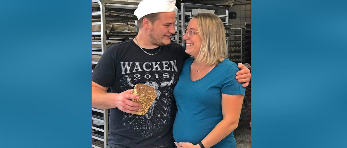 Er backt es, ihr schmeckt es: Bäckermeister Patrick Zimmer aus Kall-Sistig wird erst Vater, dann erster Brot-Sommelier der Eifel. Seiner Frau Rebecca widmet er ein Schwangerschaftsbrot. Er backt es, ihr schmeckt es: Bäckermeister Patrick Zimmer aus Kall-Sistig wird erst Vater, dann erster Brot-Sommelier der Eifel. Seiner Frau Rebecca widmet er ein Schwangerschaftsbrot.
