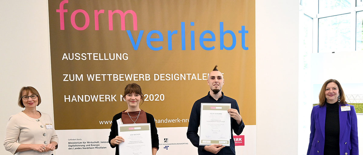 Zwei DesignTalente Handwerk NRW sind Absolventen der Akademie für Handwerksdesign Gut Rosenberg: Kim Becker und Felix Schloms. Es gratulierten von der Handwerkskammer Aachen die stellvertretende Hauptgeschäftsführerin Nicole Tomys (l.) und Akademie-Leiterin Petronella Prottung. Zwei DesignTalente Handwerk NRW sind Absolventen der Akademie für Handwerksdesign Gut Rosenberg: Kim Becker und Felix Schloms. Es gratulierten von der Handwerkskammer Aachen die stellvertretende Hauptgeschäftsführerin Nicole Tomys (l.) und Akademie-Leiterin Petronella Prottung.
