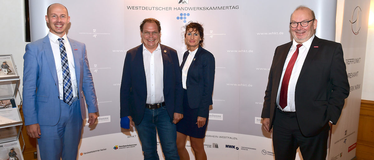 Sieben Handwerker berichteten beim Treffpunkt Ehrenamt über ihr vielfältiges Engagement, darunter auch Kfz-Meister Frank Sodermanns, auf unserem Bild mit seiner Frau Silke und Handwerkskammer-Präsident Marco Herwartz (links) sowie dessen Vize Felix Kendziora. Sieben Handwerker berichteten beim Treffpunkt Ehrenamt über ihr vielfältiges Engagement, darunter auch Kfz-Meister Frank Sodermanns, auf unserem Bild mit seiner Frau Silke und Handwerkskammer-Präsident Marco Herwartz (links) sowie dessen Vize Felix Kendziora.