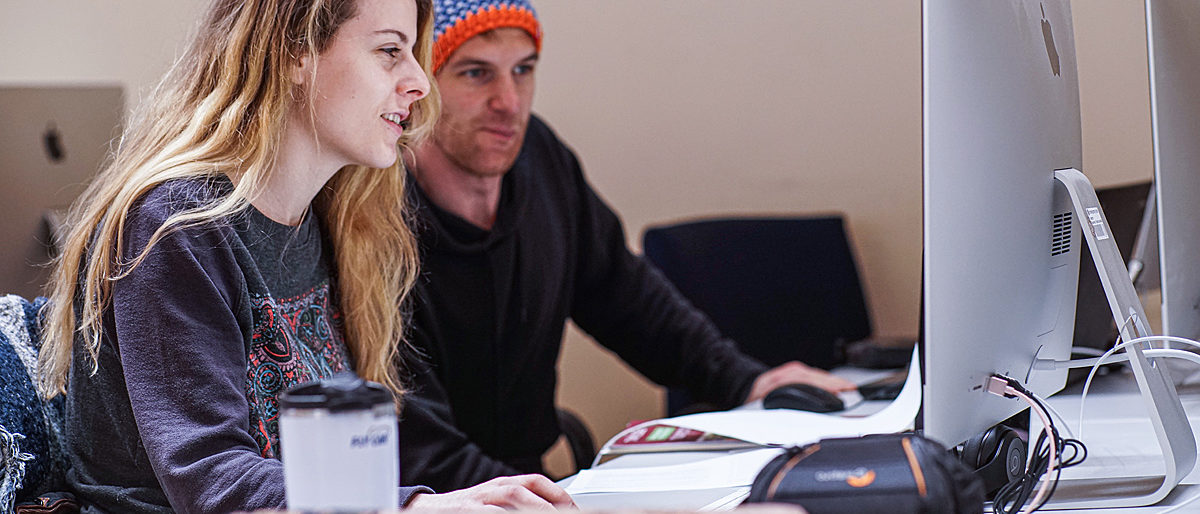 Gestalter*in im Handwerk werden: Der mediengestützte Teilzeit-Kurs findet zu einem großen Teil im virutellen Klassenzimmer statt. Gestalter*in im Handwerk werden: Der mediengestützte Teilzeit-Kurs findet zu einem großen Teil im virutellen Klassenzimmer statt.