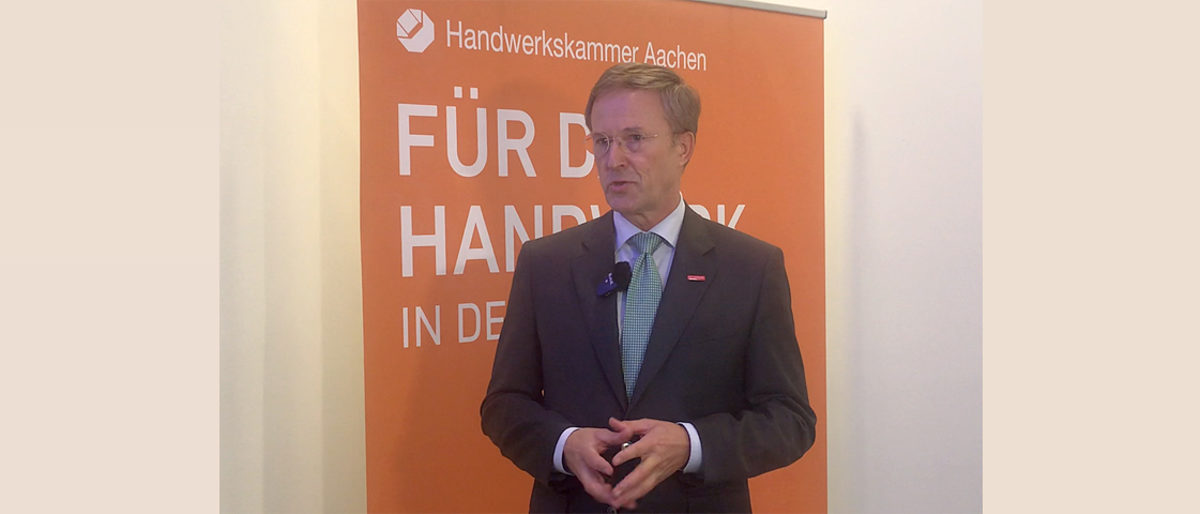 Peter Deckers, Hauptgeschäftsführer der Handwerkskammer Aachen: Wir sind sehr erleichtert, dass uns rund zwei Drittel der Betriebe in unserer Sonderumfrage gemeldet haben, sie hätten insbesondere während der Hochphase der Pandemie keine Schwierigkeiten mit ihrer Liquidität gehabt. Peter Deckers, Hauptgeschäftsführer der Handwerkskammer Aachen: Wir sind sehr erleichtert, dass uns rund zwei Drittel der Betriebe in unserer Sonderumfrage gemeldet haben, sie hätten insbesondere während der Hochphase der Pandemie keine Schwierigkeiten mit ihrer Liquidität gehabt.