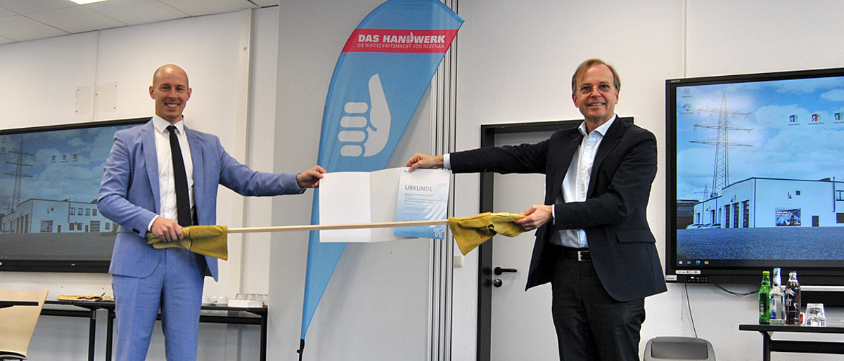 Genau bemessen: Handwerkskammer-Präsident Marco Herwartz (links) empfing Staatssekretär Thomas Rachel, MdB, im TraCK auf Abstand. Rachel brachte eine Förderurkunde für die digitale Ausstattung in der Kfz-Ausbildung mit und nutzte den Besuch, sich ein Bild von der beruflichen Bildung vor Ort zu machen. Foto: Nicole Diefenthal Genau bemessen: Handwerkskammer-Präsident Marco Herwartz (links) empfing Staatssekretär Thomas Rachel, MdB, im TraCK auf Abstand. Rachel brachte eine Förderurkunde für die digitale Ausstattung in der Kfz-Ausbildung mit und nutzte den Besuch, sich ein Bild von der beruflichen Bildung vor Ort zu machen. Foto: Nicole Diefenthal
