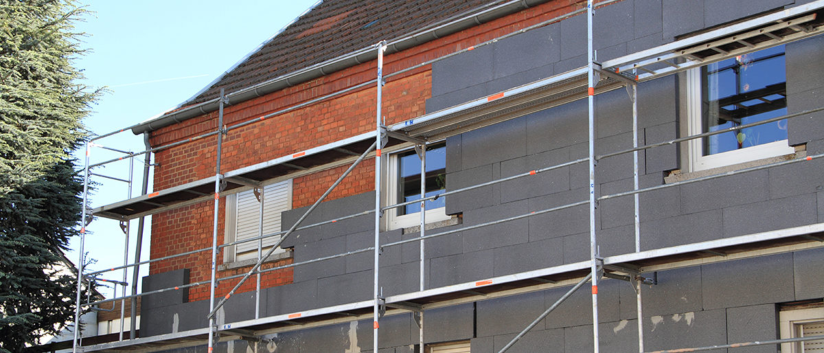 Gut fürs Klima, gut fürs Handwerk: Eine zügige Zunahme der Modernisierungen von Gebäuden ohne blockierende Auflagen sollte Ziel sein. haus, bau, bauarbeiten, bauen, baufinanzierung, baugerüst, baugewerbe, baustelle, betriebskosten, energieausweis, dämmung, energie, sparen, energiebedarf, energiekosten, energiepass, eigenheim, energieeinsparung, energiesparen, energiesparhaus, energiesparmaßnahme, energieverbrauch, fassade, fassadendämmung, fassadenisolierung, gerüst, hausbau, hausrenovierung, haussanierung, heizkosten, isolieren, isolierung, modernisierung, renovieren, renoviert, renovierung, renovierungsarbeiten, vollwärmeschutz, kälteschutz, sanieren, sanierung, sanierungsbedürftig, wanddämmung, wohnhaus, wohnung, wohnungen, wärmedämmung, wärmeisolierung, bausparen, dämmarbeiten