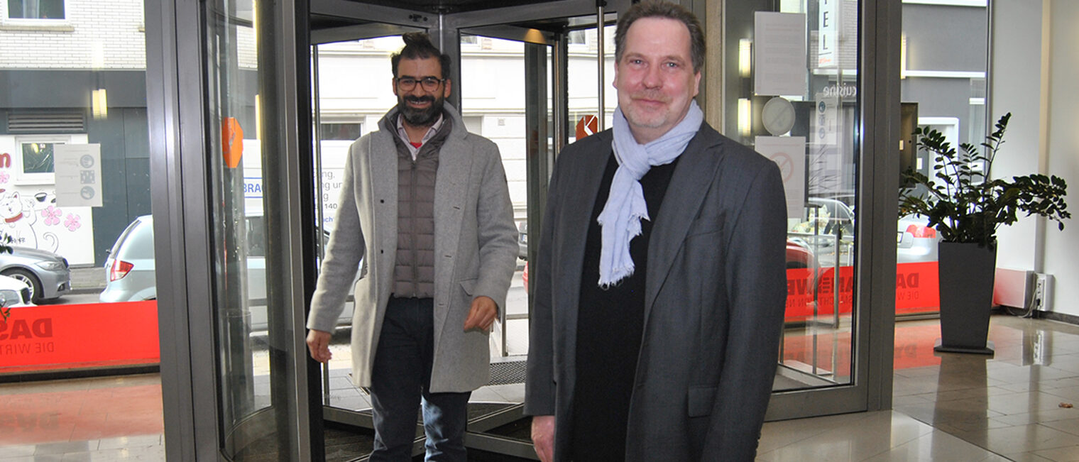 Steht seit 25 Jahren für den AJH: Alexander Krott (vorne) ist Geschäftsführer des Arbeitskreises Junger HandwerksunternehmerInnen. German Gonzales Arias (hinten) ist Vorsitzender des Vorstands. Steht seit 25 Jahren für den AJH: Alexander Krott (vorne) ist Geschäftsführer des Arbeitskreises Junger HandwerksunternehmerInnen. German Gonzales Arias (hinten) ist Vorsitzender des Vorstands.