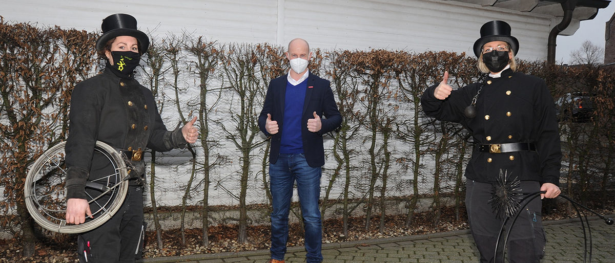 Glückliche Botschafter ihres Handwerks: Susanne Werden (l.) und Daniela Trümper (r.) wünschen zusammen mit Handwerkskammerpräsident Marco Herwartz allen Handwerkern ein erfolgreiches Jahr 2021. Glückliche Botschafter ihres Handwerks: Susanne Werden (l.) und Daniela Trümper (r.) wünschen zusammen mit Handwerkskammerpräsident Marco Herwartz allen Handwerkern ein erfolgreiches Jahr 2021.
